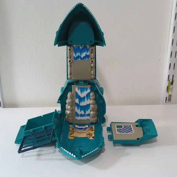 Vintage Battle Beast Shocking Shark Transport Station - Picture 7 of 10